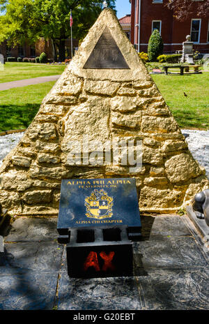 Das Gold gefärbt Alpha Phi Alpha Bruderschaft Pyramide & Sphinx auf dem Campus der Fisk University in Nashville, TN Stockfoto