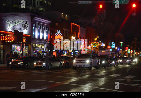 Leuchtreklamen erhelle die Nacht am Broadway Street, berühmte Viertel für Honky Tonks, Restaurants und Geschenk-Shops in Nashville, TN Stockfoto