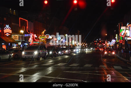 Leuchtreklamen erhelle die Nacht am Broadway Street, berühmte Viertel für Honky Tonks, Restaurants und Geschenk-Shops in Nashville, TN Stockfoto