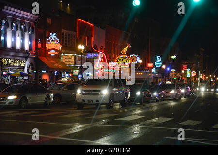 Leuchtreklamen erhelle die Nacht am Broadway Street, berühmte Viertel für Honky Tonks, Restaurants und Geschenk-Shops in Nashville, TN Stockfoto