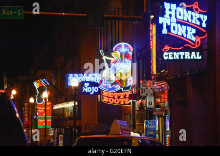 Leuchtreklamen erhelle die Nacht am Broadway Street, berühmte Viertel für Honky Tonks, Restaurants und Schuh Shops in Nashville, TN Stockfoto