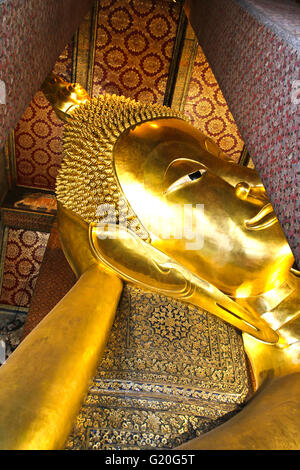 Liegender Buddha gold-Statue, Wat Pho, Bangkok, Thailand. Stockfoto