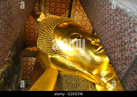 Liegender Buddha gold-Statue, Wat Pho, Bangkok, Thailand. Stockfoto
