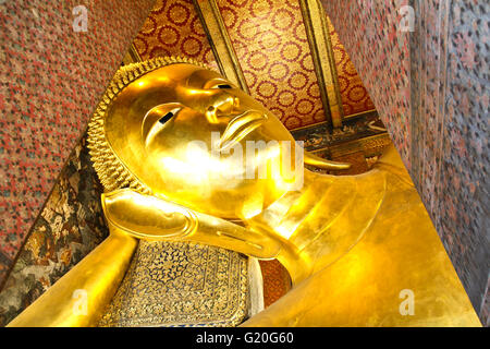 Liegender Buddha gold-Statue, Wat Pho, Bangkok, Thailand. Stockfoto