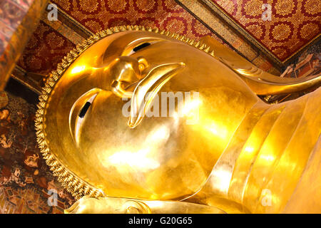 Liegender Buddha gold-Statue, Wat Pho, Bangkok, Thailand. Stockfoto