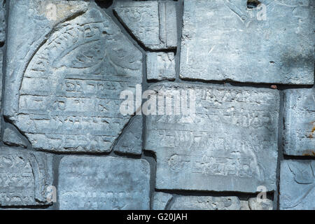 Krakauer Mauer, Detail einer maroden Mauer aus zerbrochenen Grabsteinfragmenten auf dem jüdischen Remuh-Friedhof in Krakow, Polen. Stockfoto