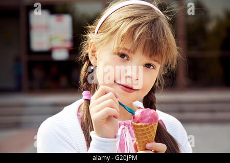 kleines Mädchen mit Eis Stockfoto