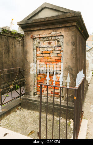 Alten Ziegel, Stein und Gips Grab mit schmiedeeisernen Tor in New Orleans Stockfoto