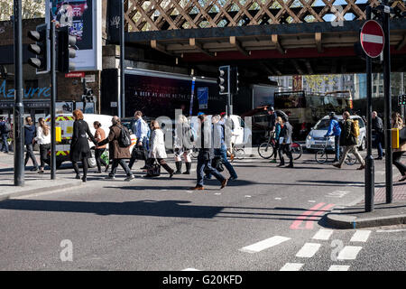 Pendler auf dem Weg zur Arbeit, Waterloo Station Stockfoto