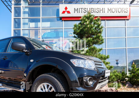 Neue Auto Mitsubishi Pajero Sport in der Nähe der Büros der Vertragshändler Mitsubishi Stockfoto