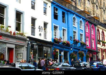 Bunte Victoria St Edinburgh während des Festivals im August Stockfoto