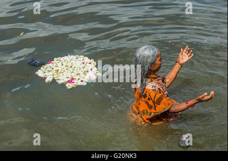 Eine indische Frauen Baden in Ana Sagar See in Ajmer, Indien nach dem Morgengebet. Stockfoto