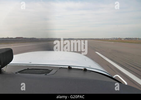Zeigen Sie aus dem Cockpit eines leichten Flugzeug bei Start oder Landung auf der Piste an Stockfoto
