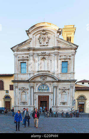 Menschen auf dem Platz an der Chiesa di Ognissanti Kirche in Florenz, Italien Stockfoto