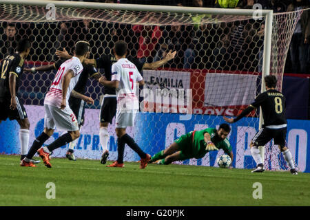 Gianluigi Buffon von Juventus Turin blockt während der Gruppe D der UEFA Champions League-Fußballspiel zwischen Sevilla FC und Juventus Turin im Estadio Ramon Sanchez Pizjuan in Sevilla, Spanien, 8. Dezember 2015 Stockfoto