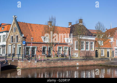Alte Häuser in der historischen Stadt Sneek, Niederlande Stockfoto