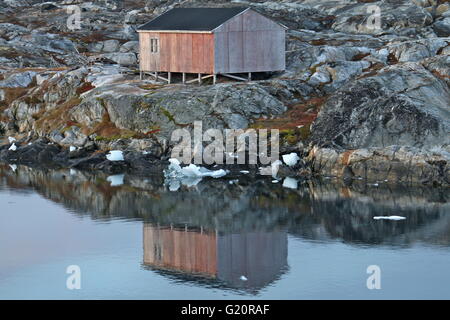 Kleine Hütte im Dorf Tiniteqilaaq, Sermilik Fjord, Ostgrönland Stockfoto