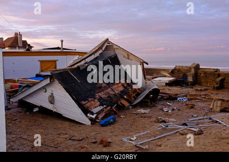 Sturmschäden nach Nordsee Sturmschwankung am Abend des 5. Dezember 2013 Walcott Norfolk UK Stockfoto