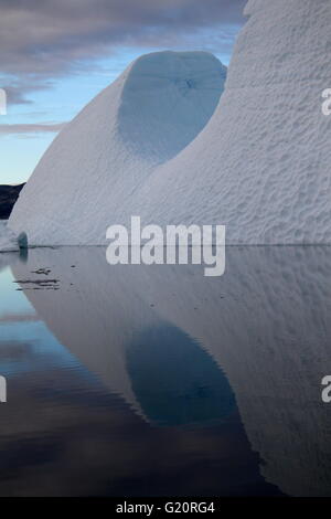 Ein Eisberg langsam schwimmend im Sermilik Fjord, Ostgrönland Stockfoto