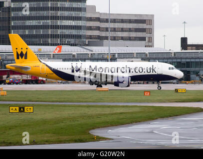 Monarch Airlines Airbus A320 schmalem Rumpf Passagierflugzeug (G-OZBY) des Rollens bei Abreise am Manchester International Airport. Stockfoto