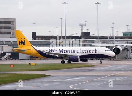 Monarch Airlines Airbus A320 schmalem Rumpf Passagierflugzeug (G-OZBY) des Rollens bei Abreise am Manchester International Airport. Stockfoto