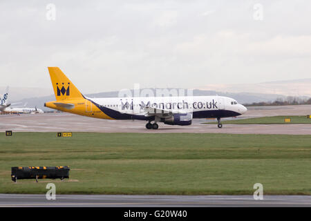 Monarch Airlines Airbus A320 schmalem Rumpf Passagierflugzeug (G-OZBY) des Rollens bei Abreise am Manchester International Airport. Stockfoto