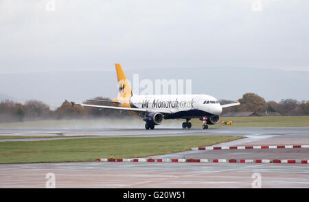 Monarch Airlines Airbus A320 schmalem Rumpf Passagierflugzeug (G-OZBY) Ausgehend von Manchester International Airport Start-und Landebahn. Stockfoto