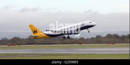 Monarch Airlines Airbus A320 schmalem Rumpf Passagierflugzeug (G-OZBY) Ausgehend von Manchester International Airport Start-und Landebahn. Stockfoto