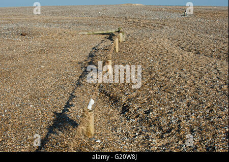 Effekte, Sümpfe und Kies Strand Dezember 5. 2013 Nordsee Überspannungsschutz bei Cley Sümpfe Norfolk Stockfoto