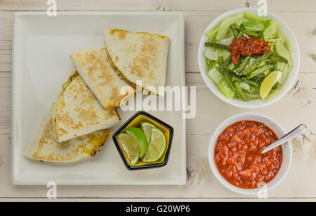 Mexikanische Quesadillas mit Hähnchen, Salat von grünen Bohnen und salsa Stockfoto