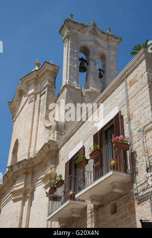 Glockenturm in Polignano a Mare, Apulien, Italien Stockfoto