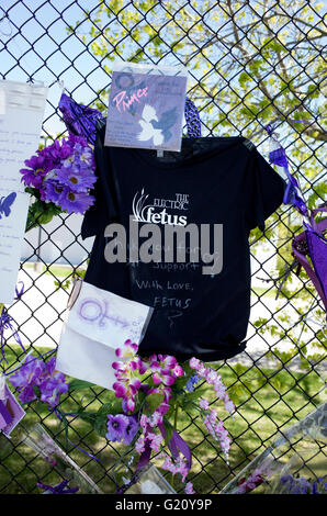 Elektrische Fötus Plattenladen T-shirt auf Mauer der Erinnerung Prinz zu danken. Paisley Park Studios Chanhassen, Minnesota MN USA Stockfoto