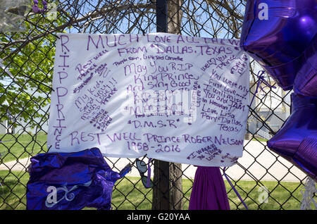 RIP-Banner aus Dallas Texas Fans mit Nachrichten der Trauer erinnern Prinz. Paisley Park Studios Chanhassen, Minnesota MN USA Stockfoto