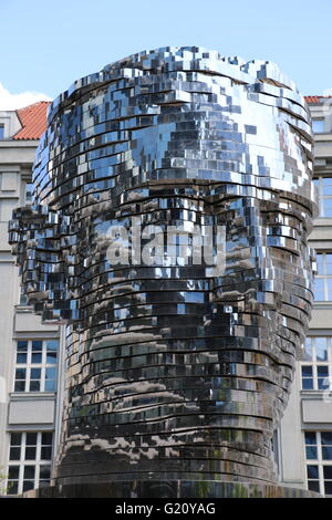 Metalmorphosis Skulptur von Franz Kafka in Prag von David Cerny Stockfoto