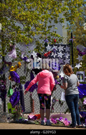 Zwei Frau Hommage an Prinz am Denkmal Zaun umgibt Paisley Park Studios. Chanhassen Minnesota MN USA Stockfoto