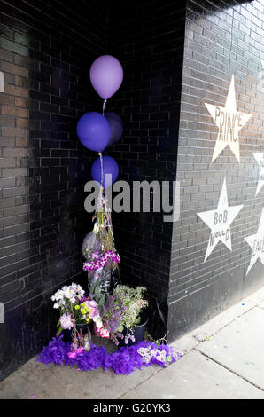 Stern, Gedenkstätte Blumensträuße und Luftballons zu Ehren des Prinzen Leben und Musik. First Avenue Nachtclub Minneapolis Minnesota MN USA Stockfoto