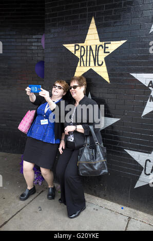 Trauer Prinz Tod durch Einnahme Selfie vor seinem Stern im ersten Avenue Nachtclub. Minneapolis Minnesota MN USA Stockfoto