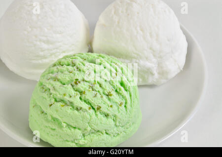 drei Kugeln grün-weißen Eis auf weißen Teller, Nahaufnahme, full Frame, horizontale Stockfoto