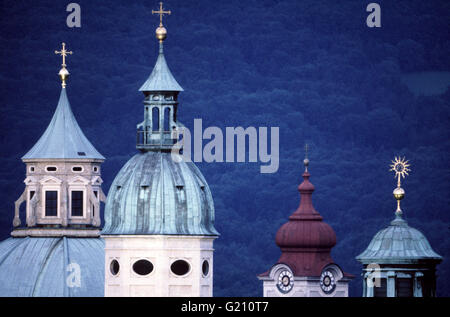 Kuppeln der Kirche erheben sich über Salzburg, Österreich. Die Stadt ist berühmt für seine gut erhaltene barocke Architektur Stockfoto