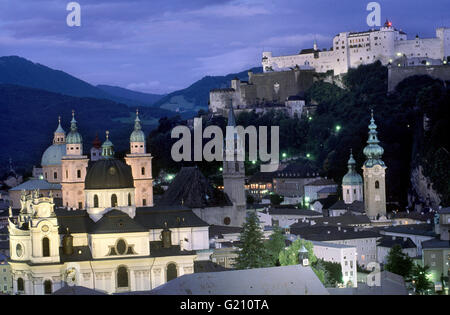 Kuppeln der Kirche erheben sich über Salzburg, Österreich. Die Stadt ist bekannt für seine gut erhaltene barocke Architektur, als auch die birt Stockfoto