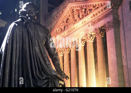 Die Statue von George Washington, erster Präsident der Vereinigten Staaten droht vor der New York Stock Exchange in Manhattan. Stockfoto