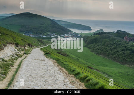 Mit Blick auf Lullworth Dorf und Bucht in Dorset, von Klippen. Stockfoto