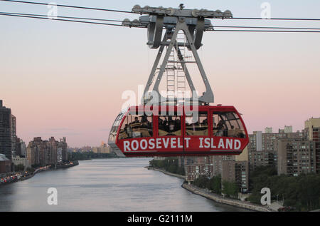 Roosevelt Island Seilbahn verbindet Roosevelt Island mit Manhattan überquert East River, Richtung Westen unterwegs, New York Stockfoto