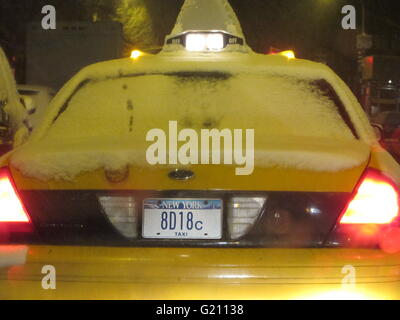 New York City Taxi trotzt Blizzard sind in Richtung JFK Ankunftshallen Tippbetrieb Stockfoto