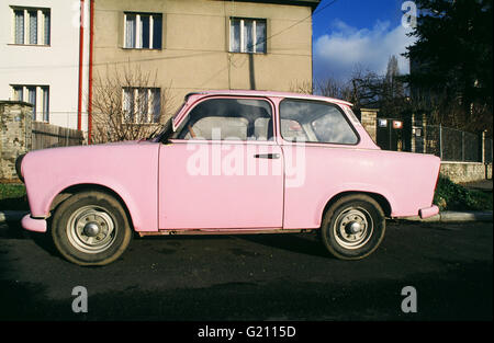 Rosa Trabant mit Körper aus Kunststoff gefertigt und mit zwei-Takt-Motor wird in Ost-Berlin geparkt Stockfoto