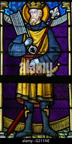 LIER, Belgien - 16. Mai 2015: Glasfenster in der Kirche St. Gummarus in Lier, Belgien, Darstellung Saint Ferdinand (1199-125 Stockfoto