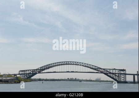 Die Bayonne Bridge, die den Kill van Kull zwischen Bayonne, NJ und Staten Island überspannt, eröffnet im Jahre 1931. Stockfoto