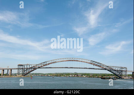 Die denkmalgeschützte Bayonne Bridge, die den Kill van Kull zwischen Bayonne, NJ und Staten Island überspannt, eröffnet im Jahre 1931. Stockfoto