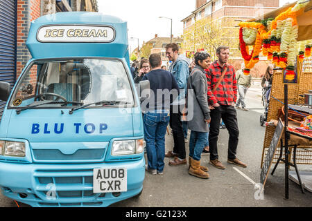 London, Vereinigtes Königreich - 30. April 2016: Druide Straßenmarkt in Bermondsey (befindet sich im Bahnbögen). Eiswagen Stockfoto