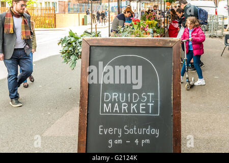 London, Vereinigtes Königreich - 30. April 2016: Druide Straßenmarkt in Bermondsey (befindet sich im Bahnbögen). Tolle Suppen Stockfoto